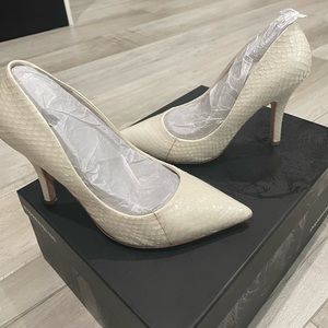 Dolce Vita White snake skin pumps size 6.5 very good condition